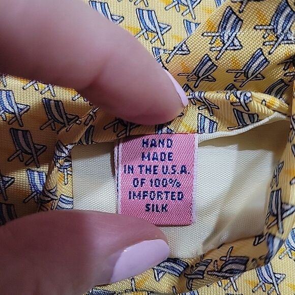 Vineyard Vines Men's Yellow Beach Chair Fun Print Silk Tie Necktie Preppy 61"x4" - Picture 5 of 5